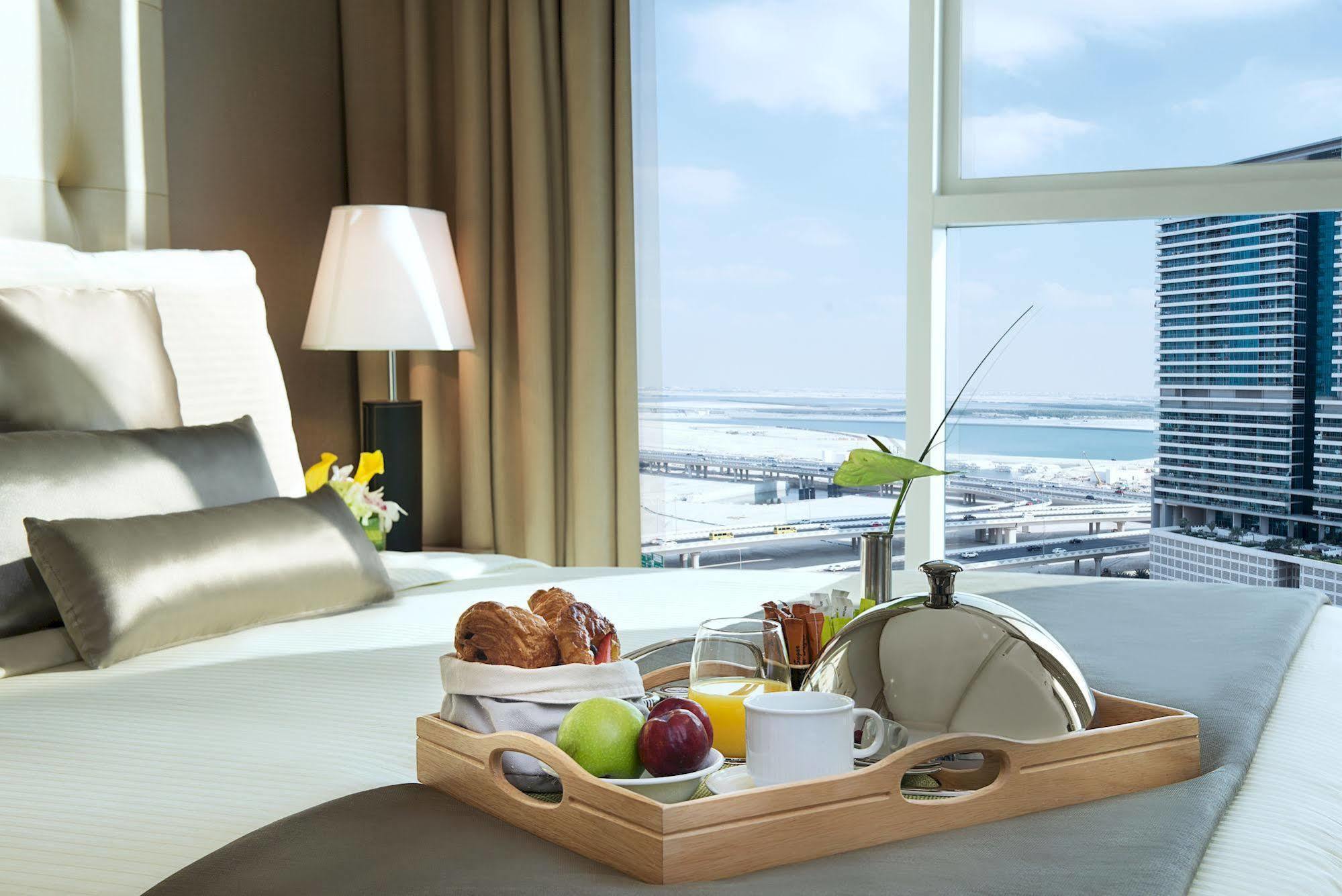Damac Maison The Vogue Dubai Exterior foto A room service tray