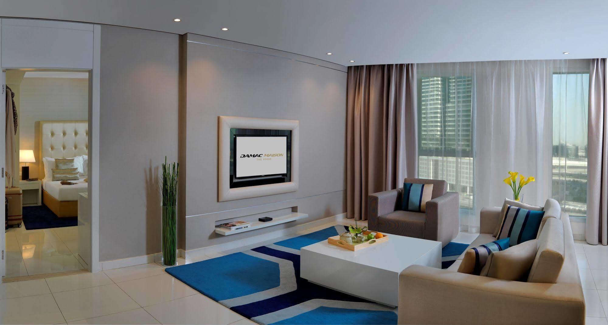 Damac Maison The Vogue Dubai Exterior foto A living room with a television