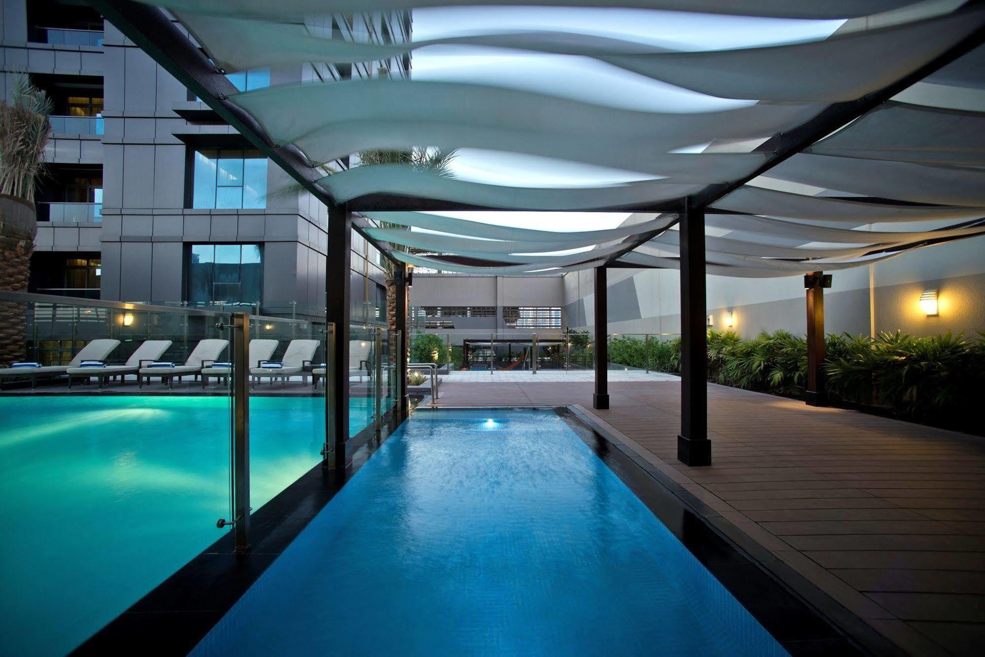 Damac Maison The Vogue Dubai Exterior foto The swimming pool at the hotel